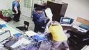 Появилась видеозапись того, как недовольный клиент попытался поджечь офис пермской компании