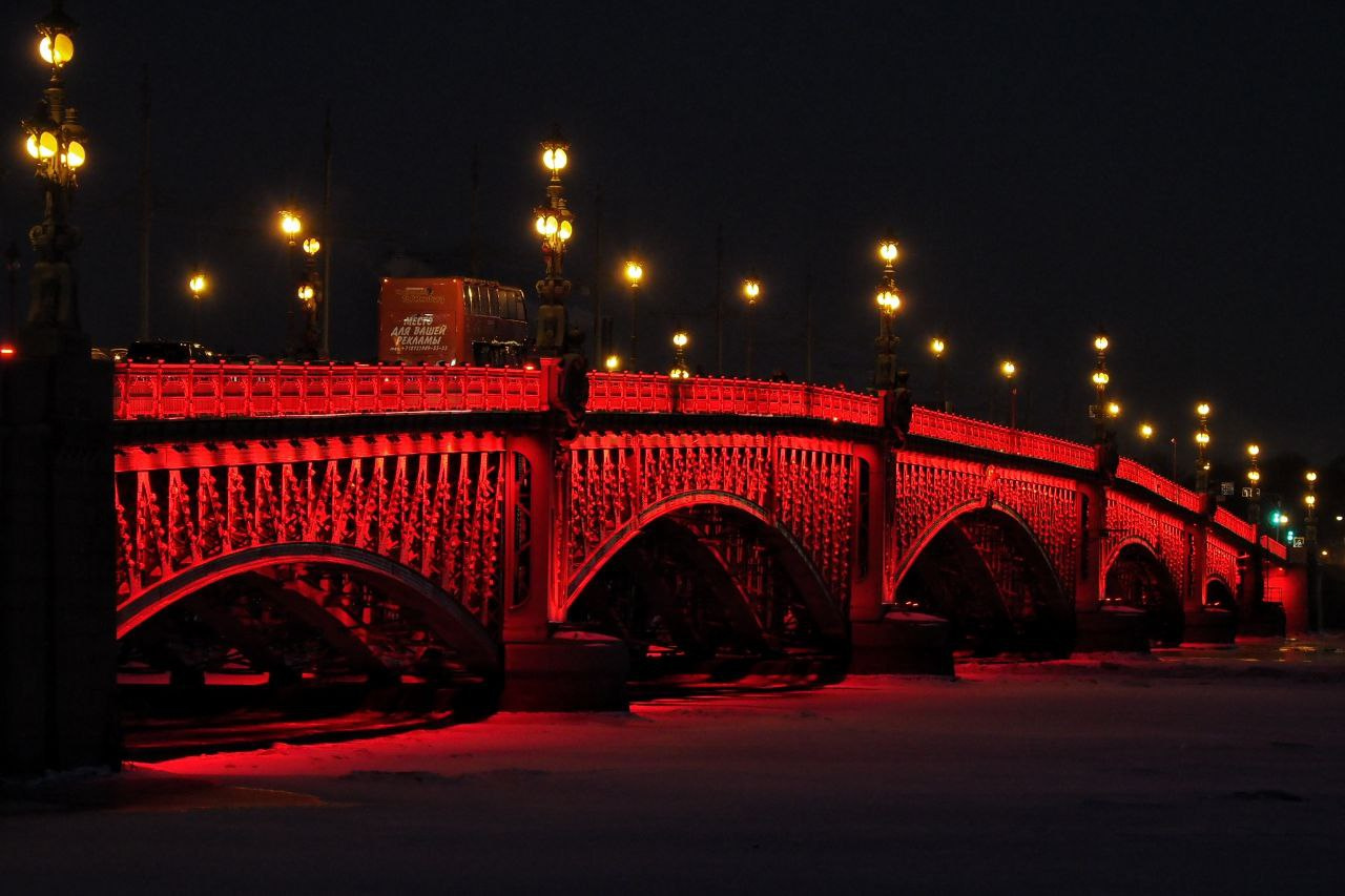 Фото: Троицкий мост покраснел