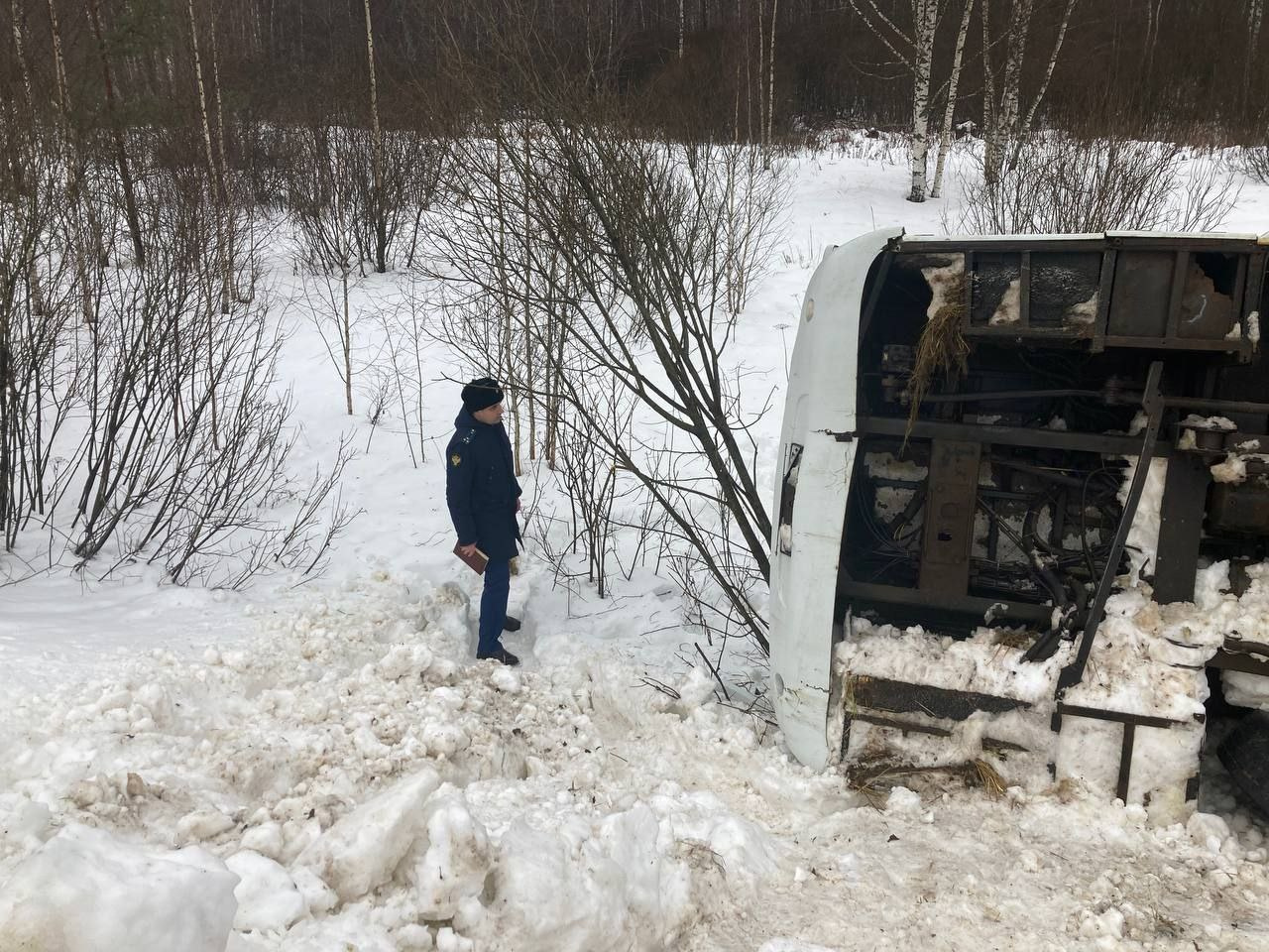 Автобус со школьниками перевернулся в Ярославской области - 23 декабря 2023  - ФОНТАНКА.ру