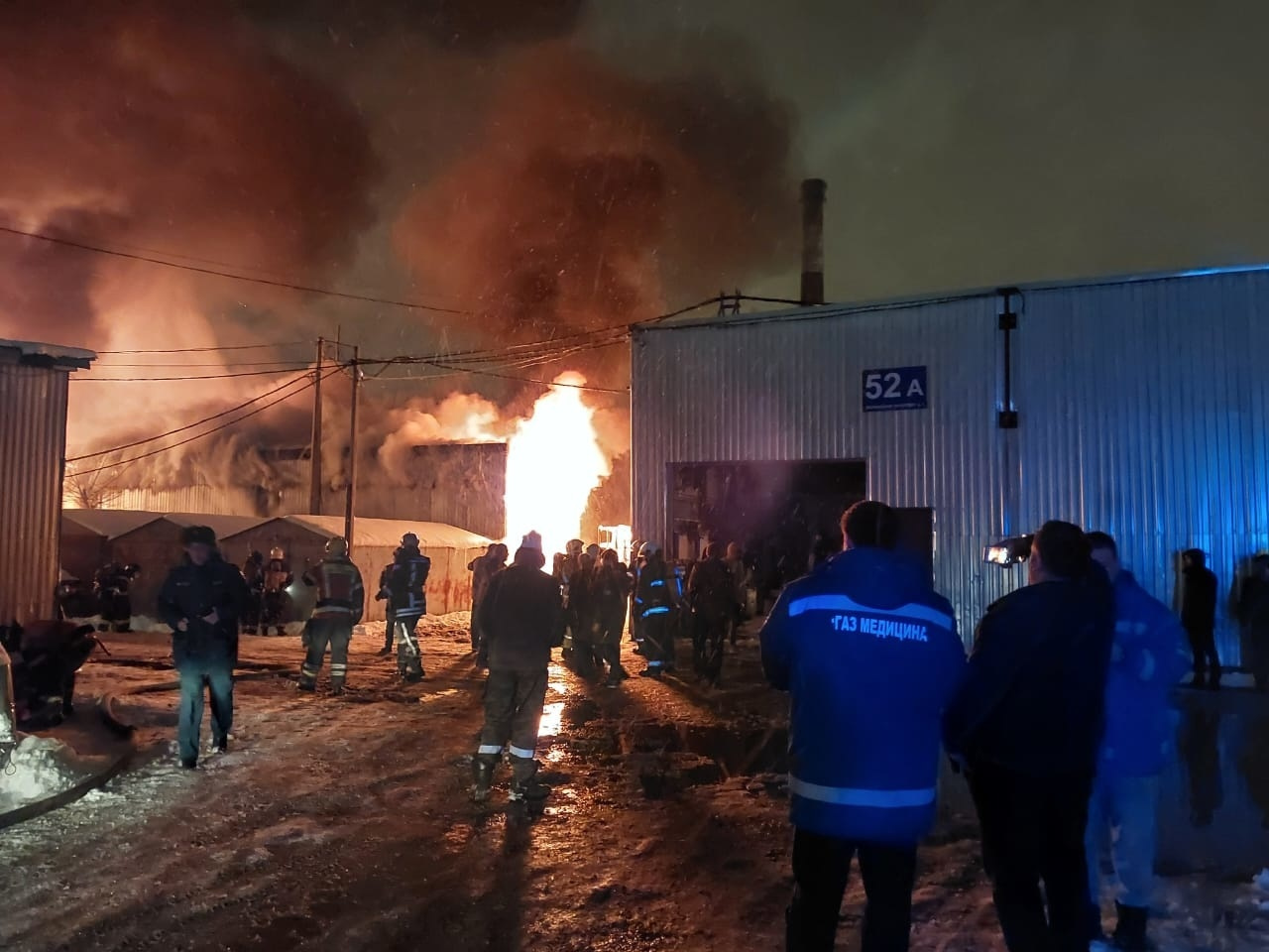 Мощный пожар в гаражах на Лапинском проспекте усмирили