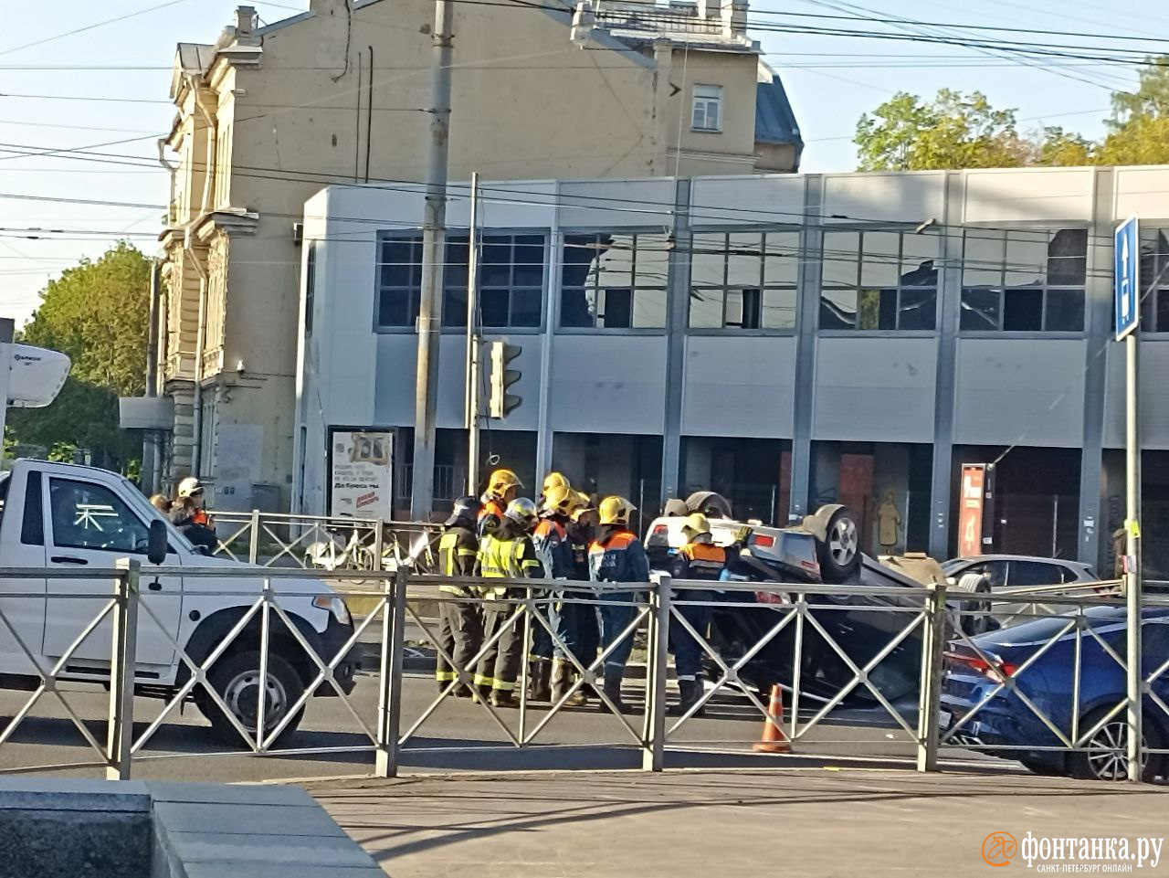 Автомобиль перевернулся на углу Лесного и Кантемировской, растут пробки -  20 мая 2024 - ФОНТАНКА.ру