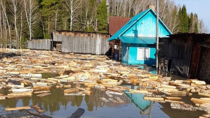 «Скотина у нас почти вся утонула»: в Усть-Ишимском районе из-за прорыва дамбы эвакуировали 150 человек
