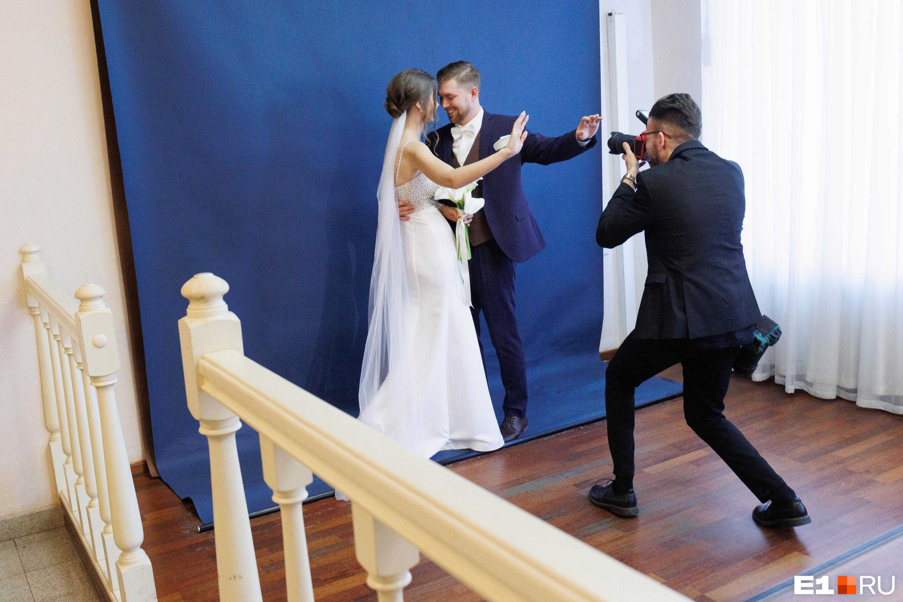 Жених и невеста должны потрудиться, чтобы свадебные фото получились