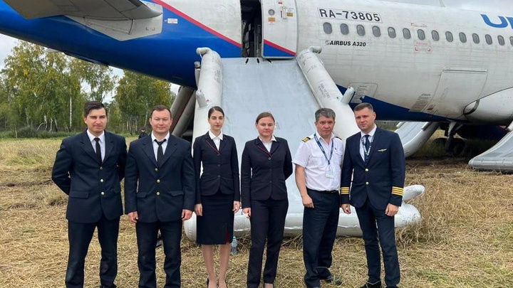 Пилотов «Уральских авиалиний», посадивших самолет в поле, попросили уволиться