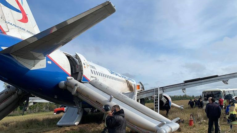 В Минздраве рассказали о состоянии пассажиров самолета, экстренно севшего в поле под Новосибирском