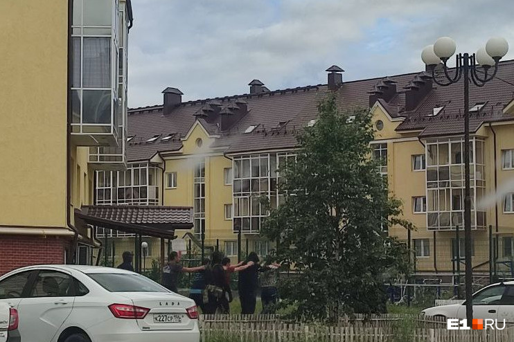 В Екатеринбурге спецназ жестко задержал иностранцев в скандальном ЖК. Двое пострадавших в тяжелом состоянии
