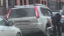 «Сел в автобус и уехал»: новосибирец атаковал машины в одном из дворов — видео, где он ножом портит колеса