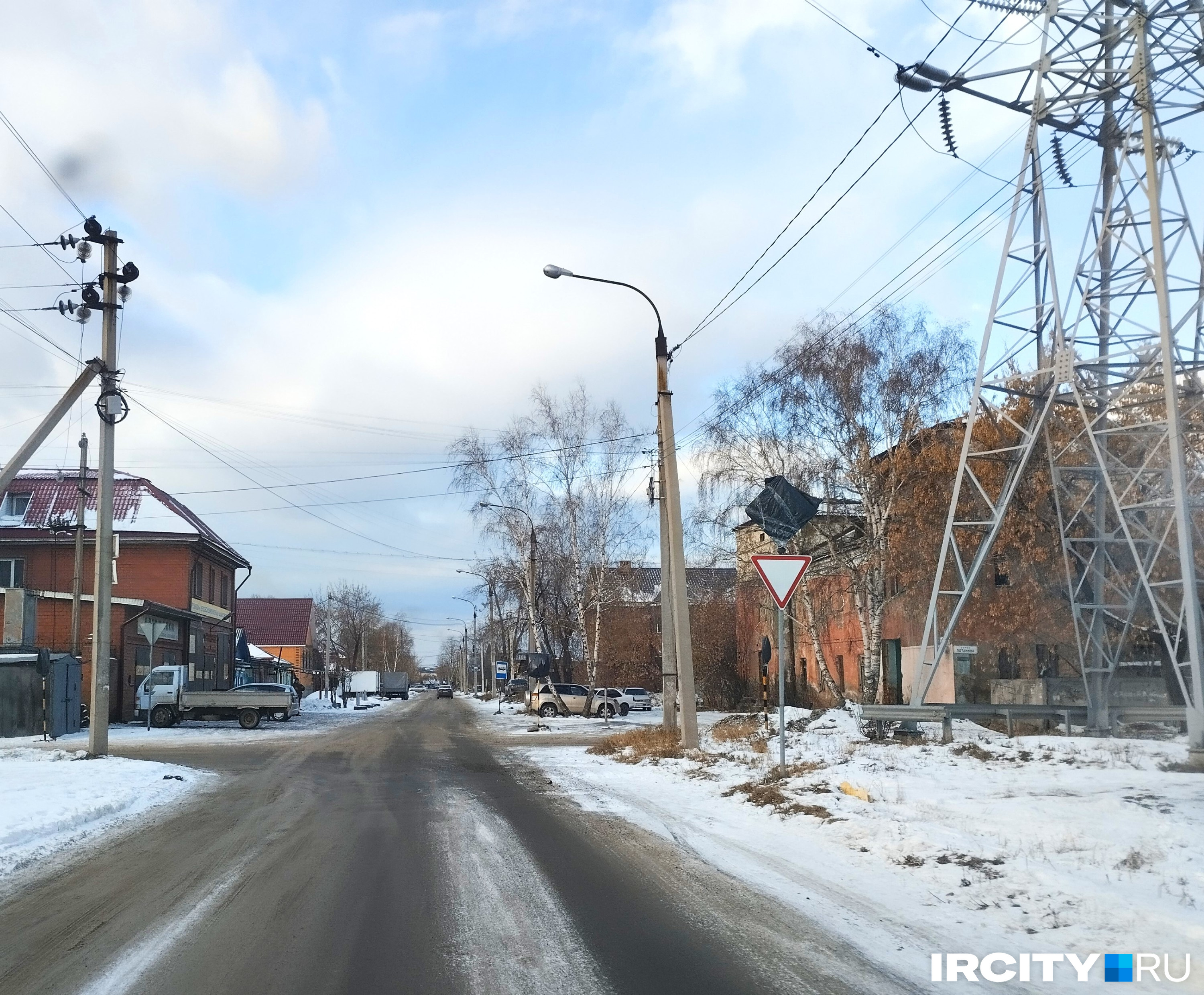 Перекресток с улицей Потанина Перекресток с улицей Потанина