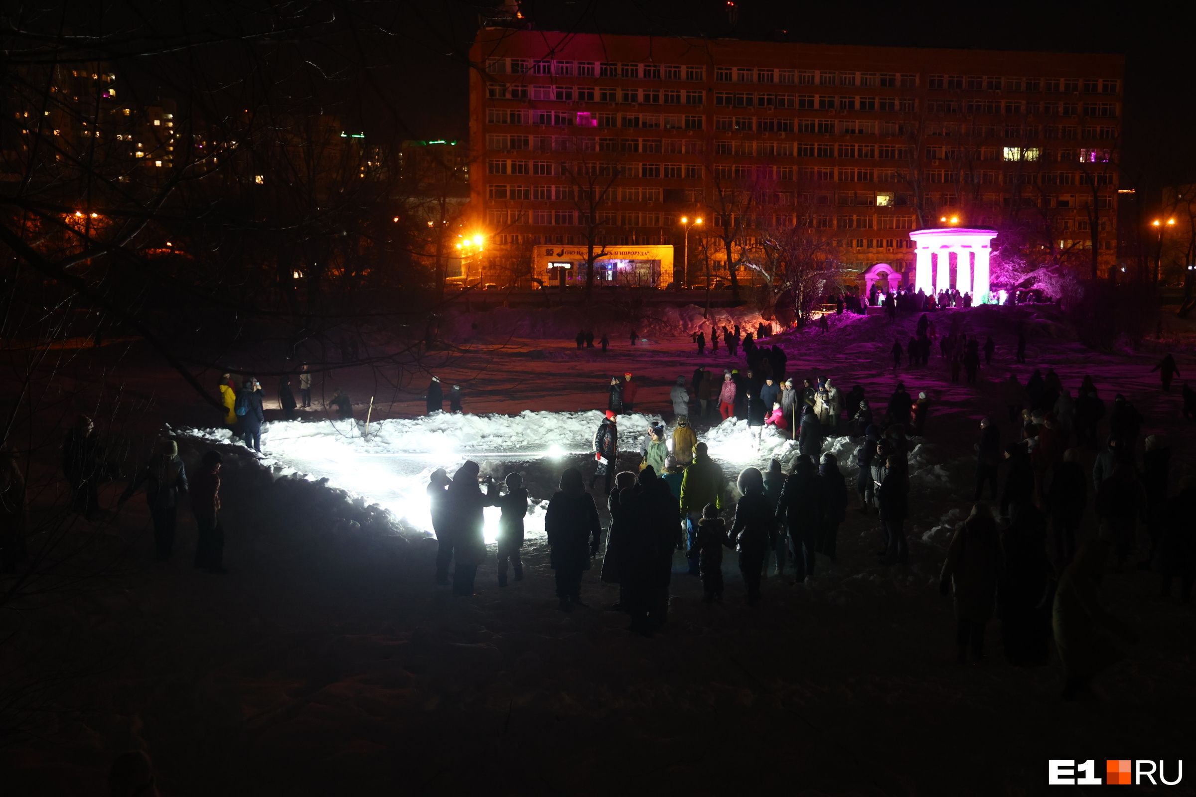 Тысячи екатеринбуржцев ринулись в парк и выстроились в очереди (несмотря на мороз!). Показываем, ради чего