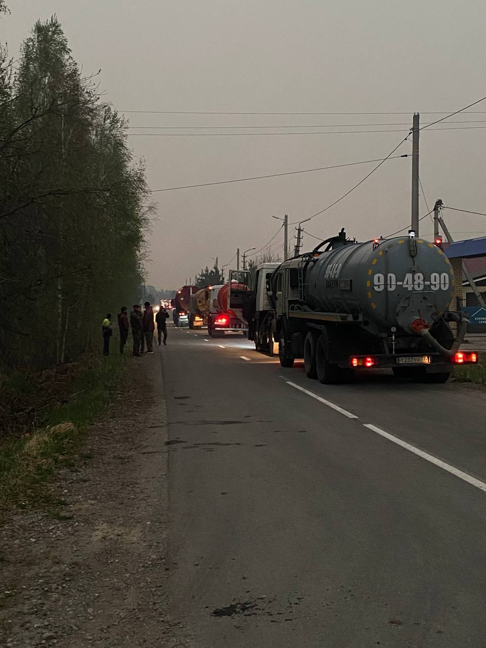 Пожарные и местные окапывают местность в деревне Коняшина Пожарные и местные окапывают местность в деревне Коняшина