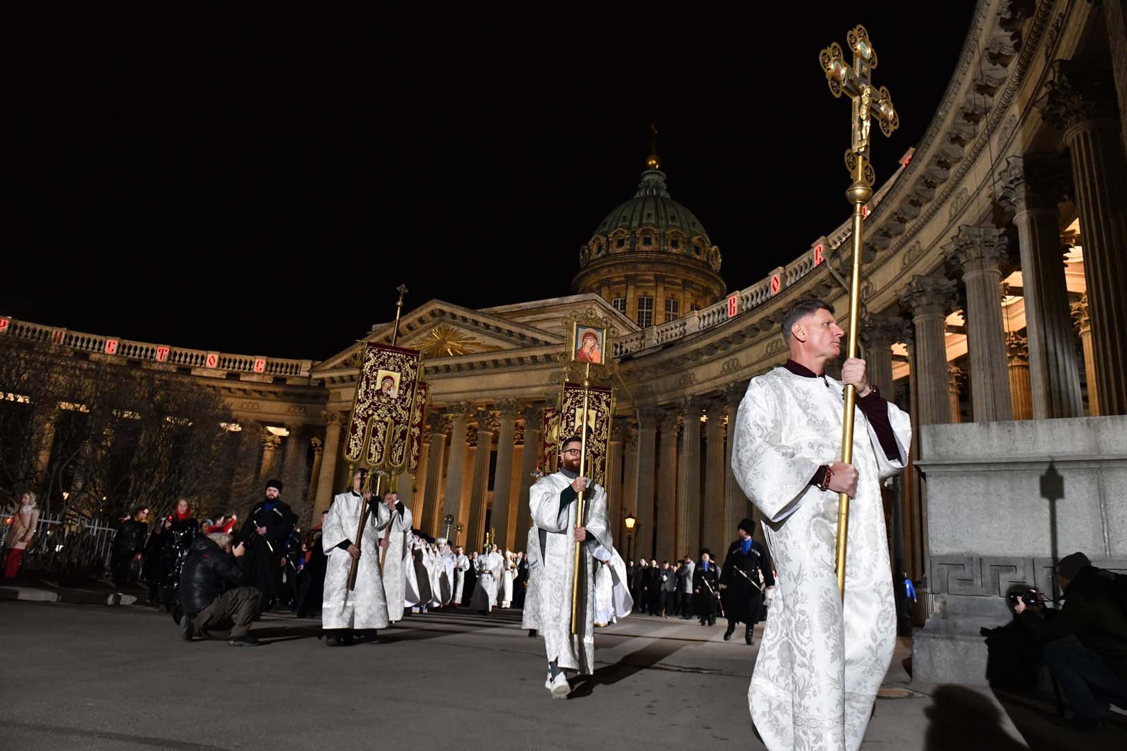 Светлая Пасха. В Казанском соборе проходят праздничное богослужение и крестный ход