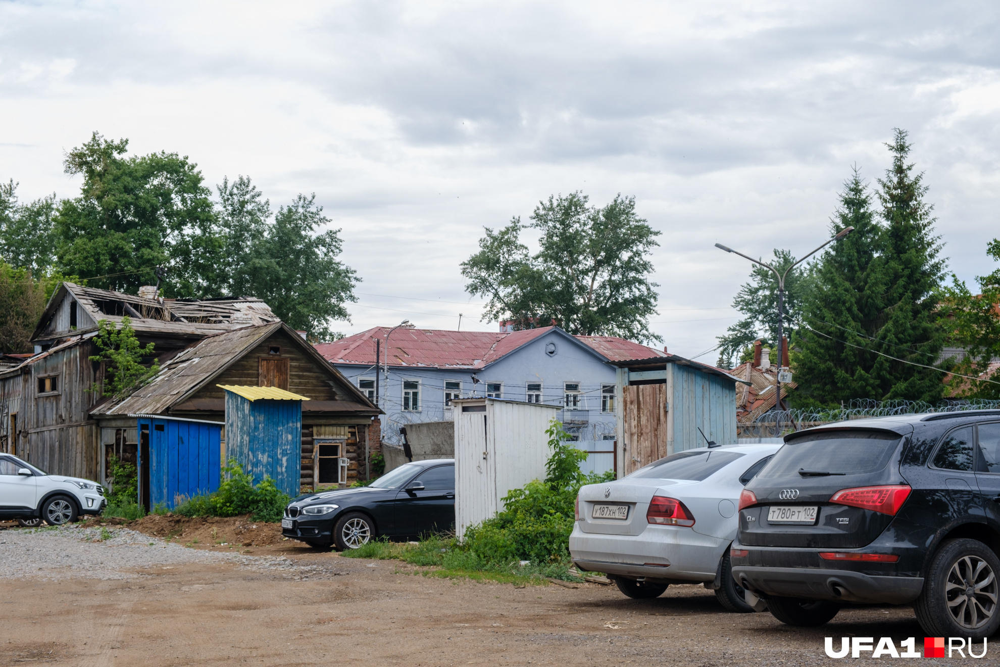 Парковка среди бараков и «сортиров»