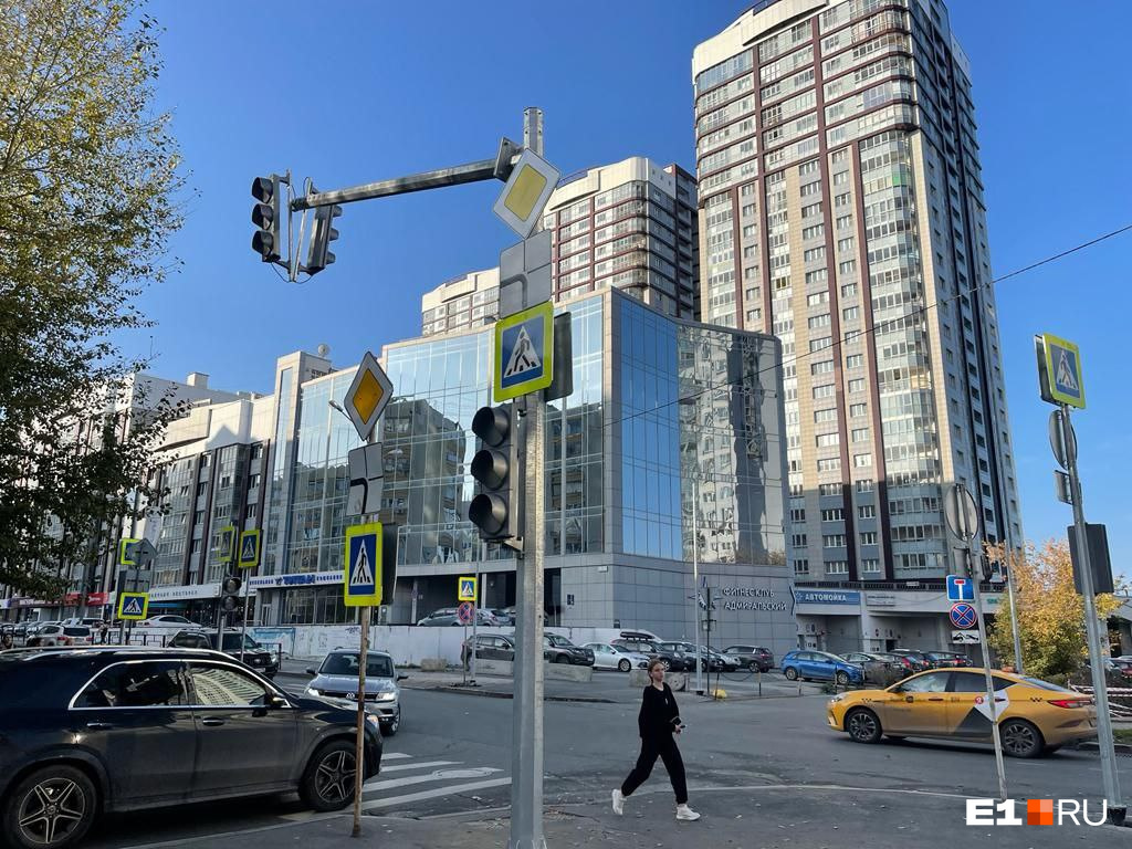В центре Екатеринбурга возле элитного ЖК установили светофоры. Местные жители недовольны