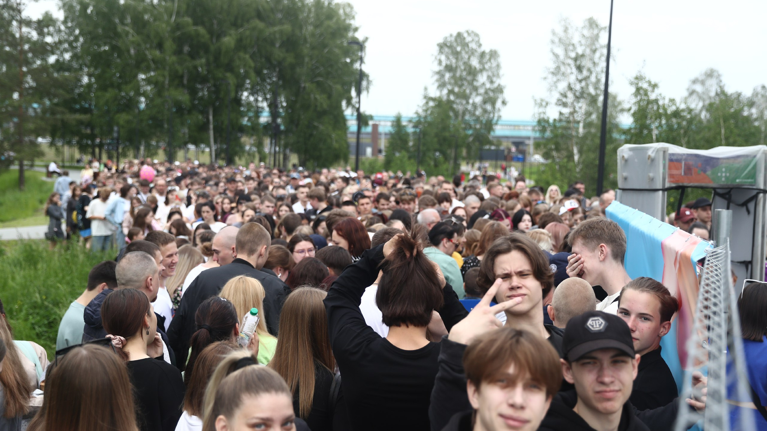 Огромная толпа собралась у входа в парк «Арена» — первые фото с масштабного фестиваля