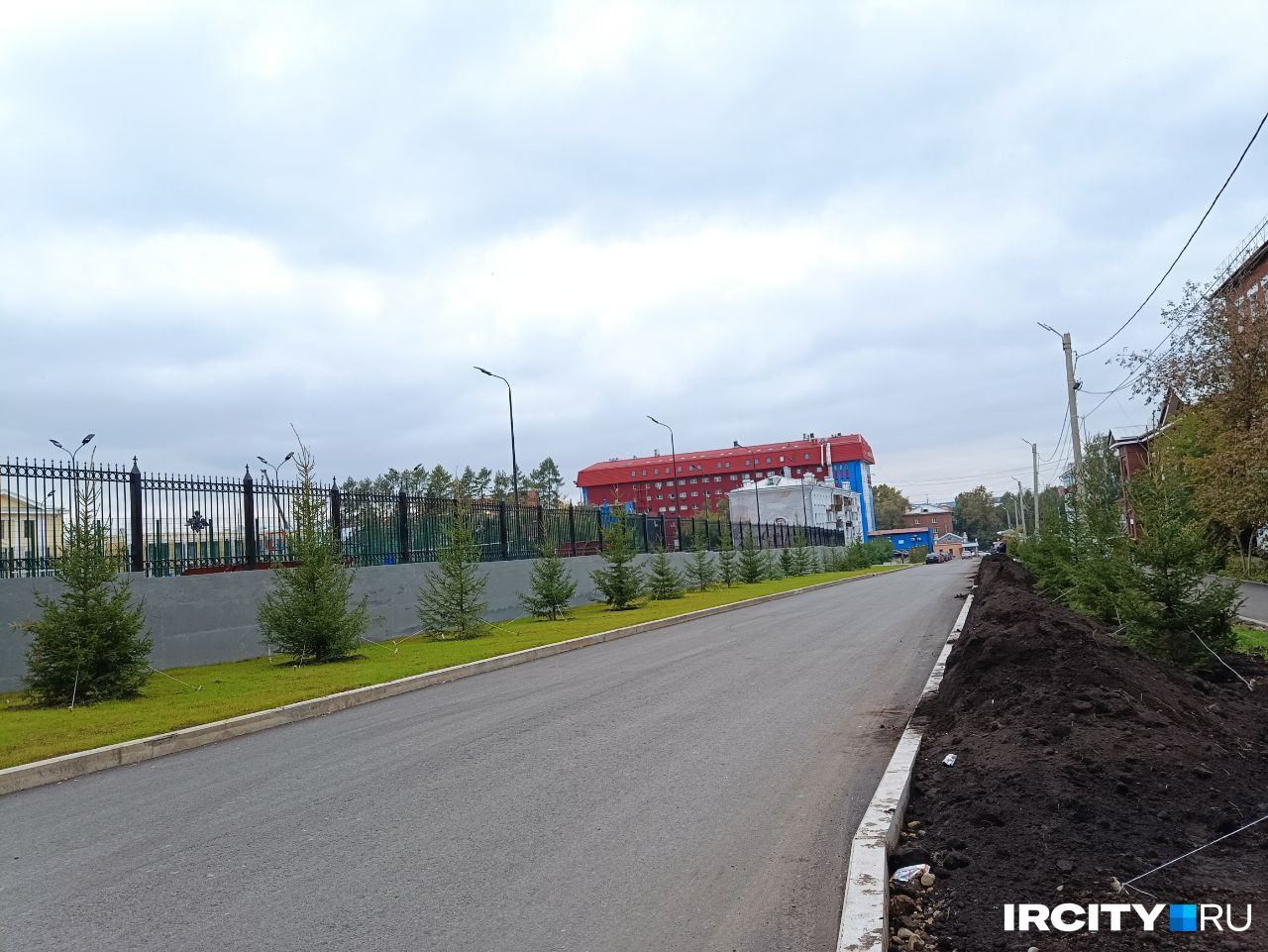 На бордюре — земля На бордюре — земля