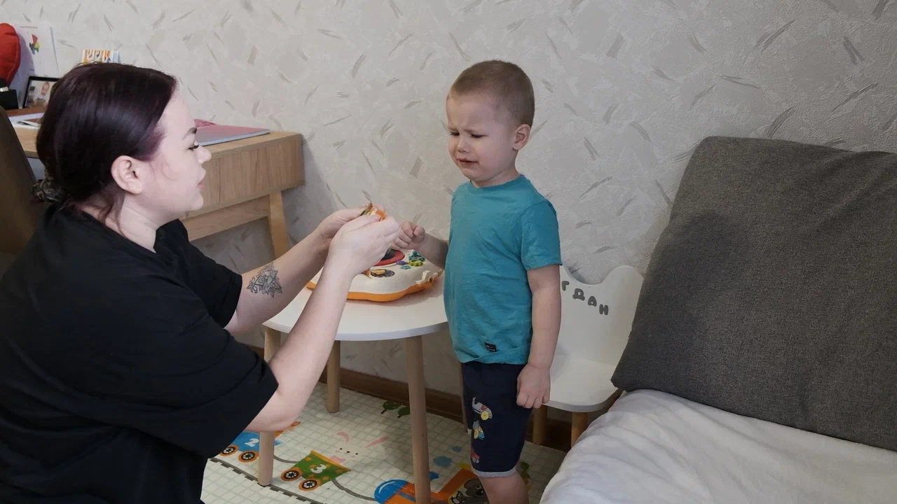 «К собакам относимся с состраданием, а ребенок вызывает гнев»: в Челябинске соседи объявили войну семье мальчика с аутизмом