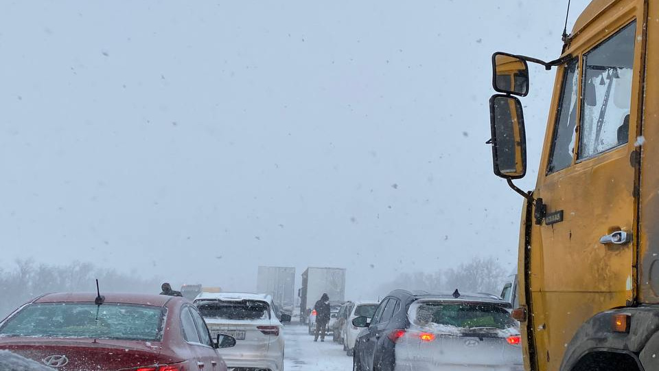 Пробки растянулись по трассе М-4 в Ростовской области после снегопада