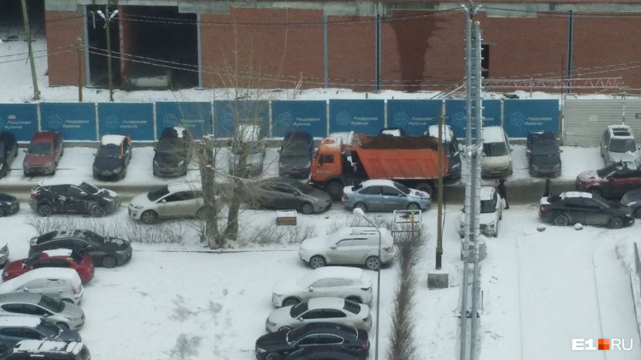 В Екатеринбурге автохам перекрыл строительной технике дорогу к ледовой арене
