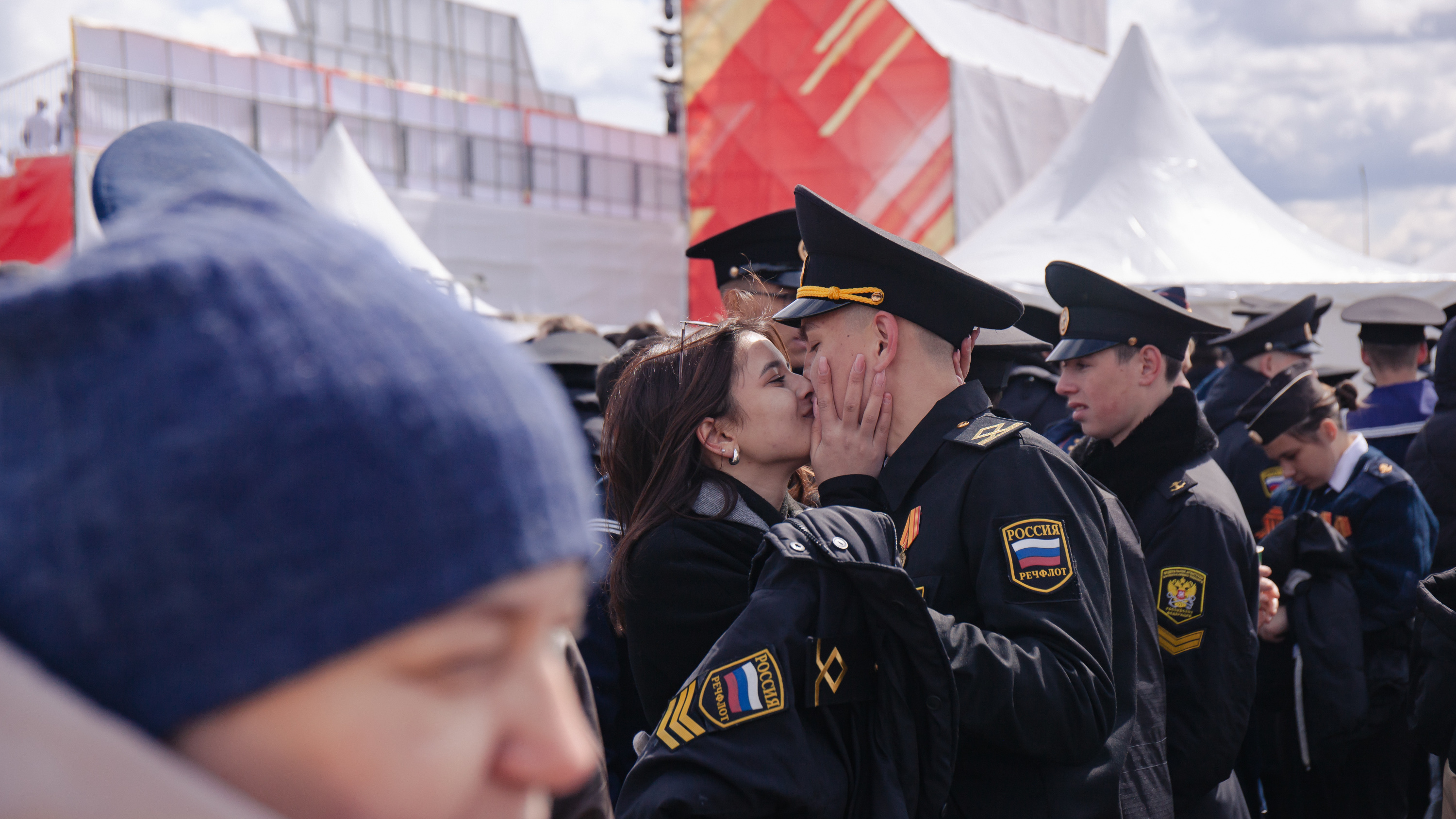 В обнимку и с «вагнеровским» флагом: как казанцы отпраздновали День Победы