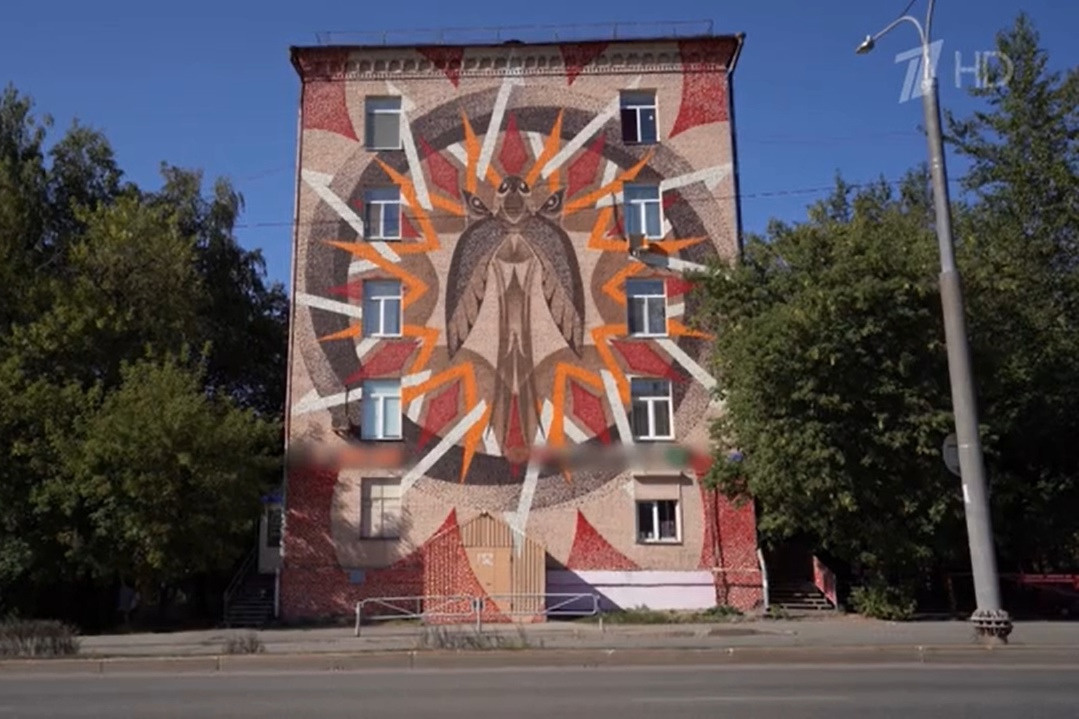 В кадре показали граффити на стене дома по улице Чкалова