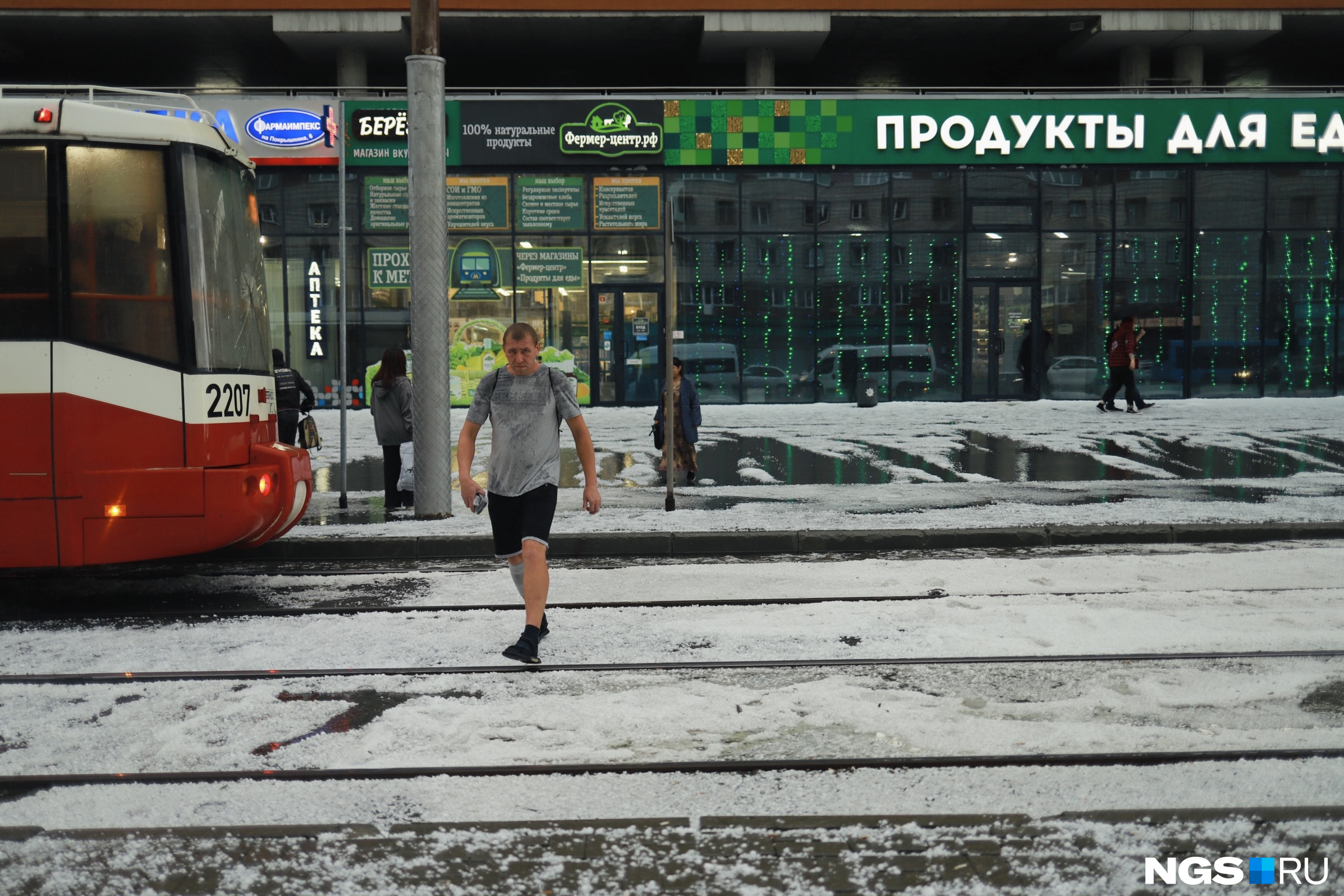 Жители города выглядят очень суровыми в шортах на фоне снежных пейзажей