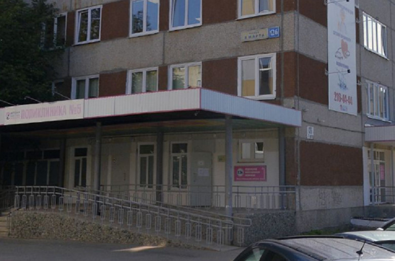 В Екатеринбурге мать с пятимесячным младенцем на руках упала на крыльце у детской поликлиники