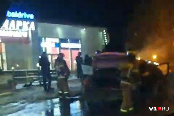 пусть года как вода не порвется. время утекает. часы в воде. рассказывает стих. много стихов.