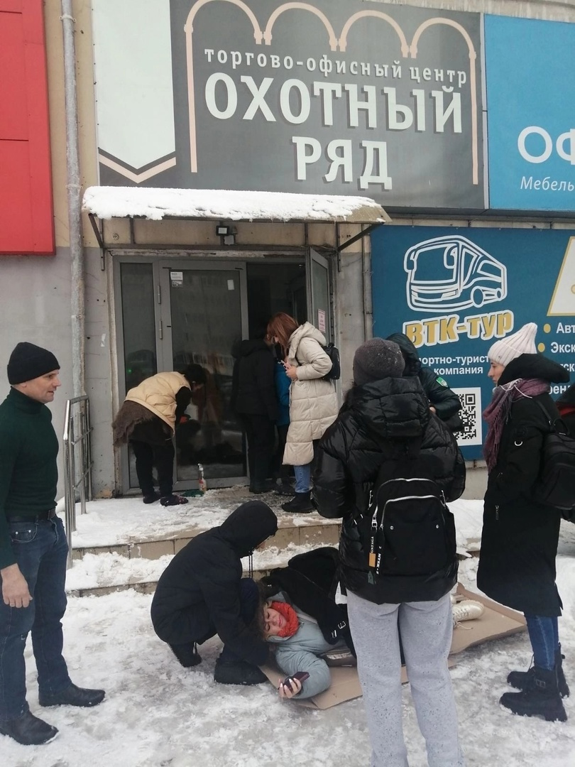 Ударилась спиной: в Самаре у ТЦ упала женщина - 10 марта 2023 - 63.ru