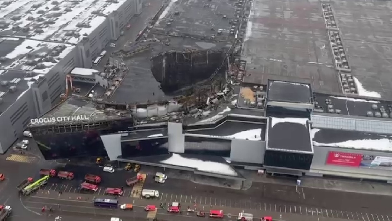 Вместо крыши — огромный провал. Разрушенный Crocus City Hall сняли с вертолета: видео