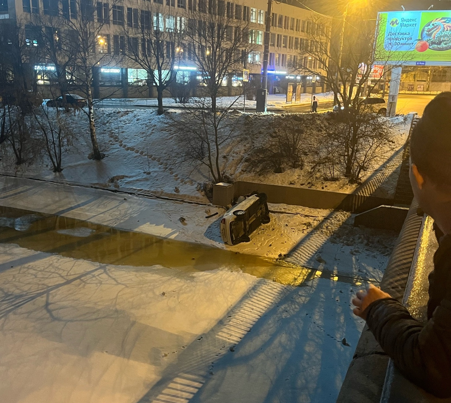 Автомобиль упал на лед Охты у Комаровского моста
