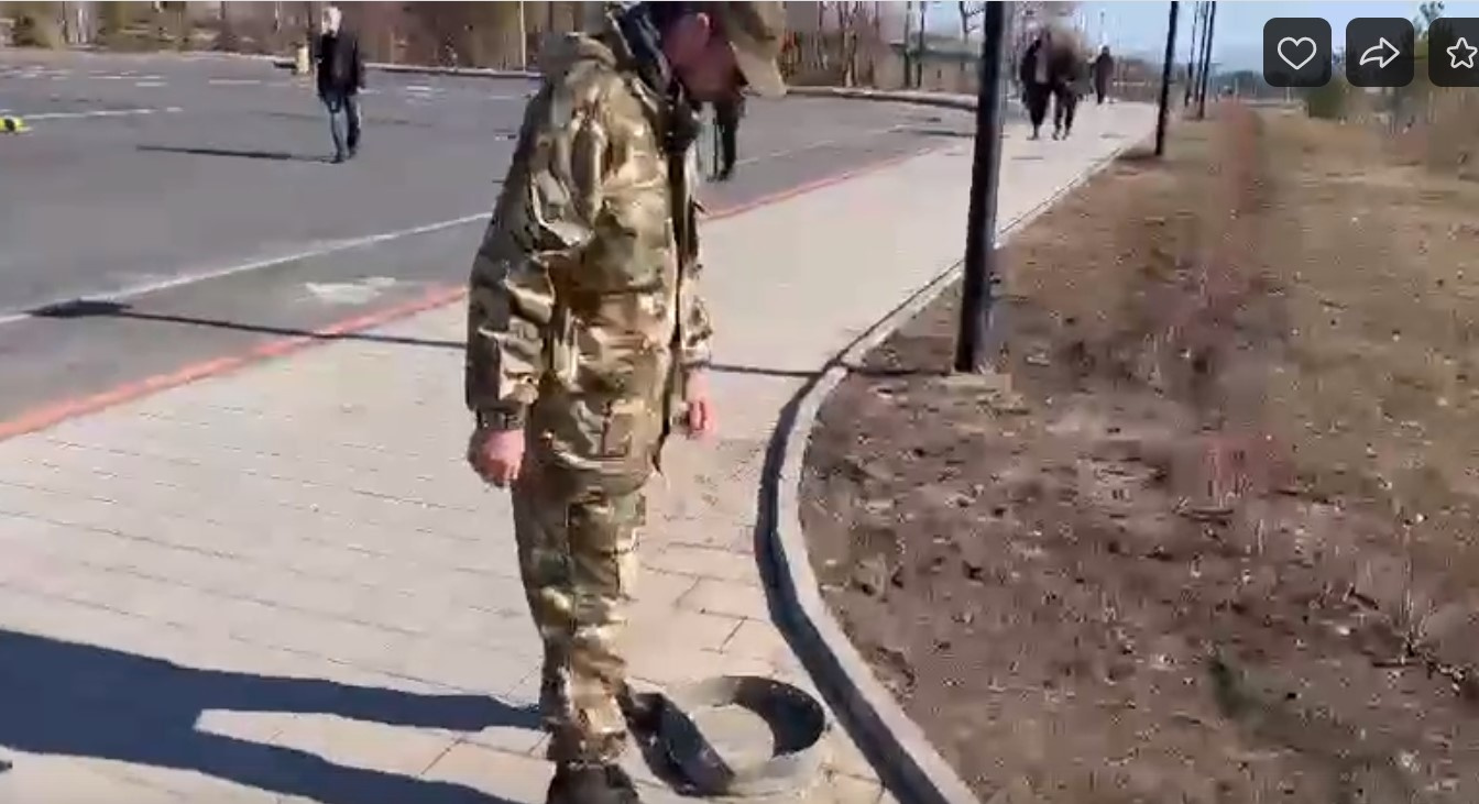 Вот это железное кольцо торчит в дорожке рядом с зоной, где катаются дети на самокатах и велосипедах Вот это железное кольцо торчит в дорожке рядом с зоной, где катаются дети на самокатах и велосипедах