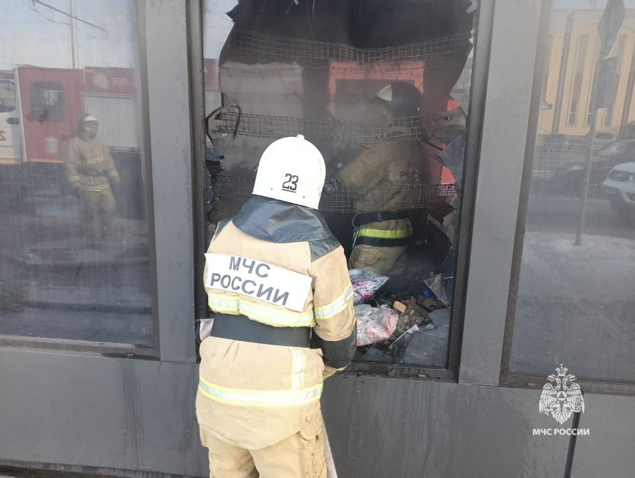 В Красноярске сгорел павильон с искусственными цветами. Продавец пытался спасти товар от пожара, но пострадал сам