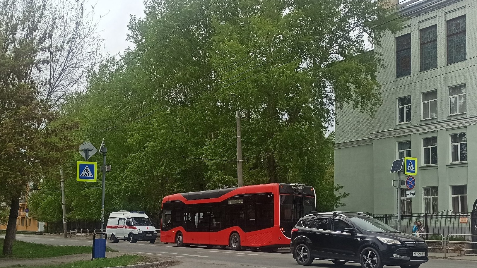На Бажова 75-летняя пассажирка троллейбуса упала при резком торможении. Ей вызвали скорую
