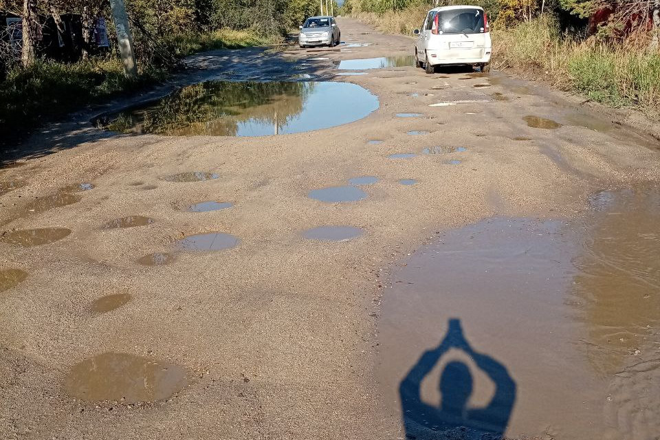 Дорога в районе остановки «Три тополя» в Чите погрязла в ямах и рытвинах