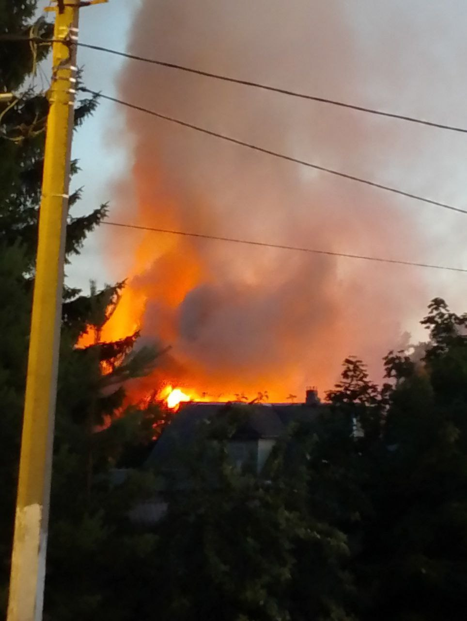 Видео: Пожар в частном доме больше двух часов тушили в Ломоносове в  Петербурге - 11 июля 2024 - ФОНТАНКА.ру