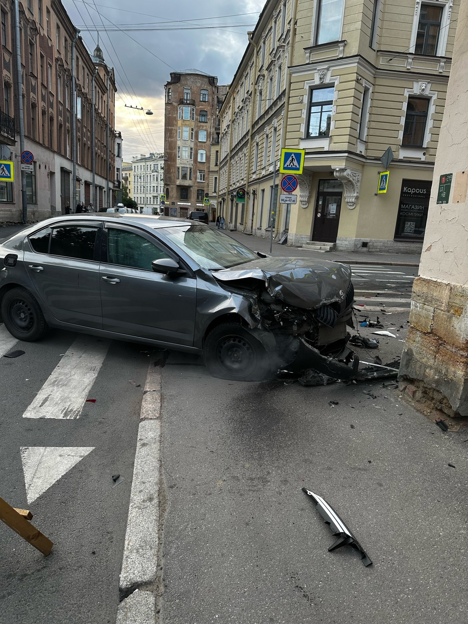 Шкода» после ДТП улетела в дом на Воскова. Женщина попала под раздачу |  05.06.2023 | Санкт-Петербург - БезФормата