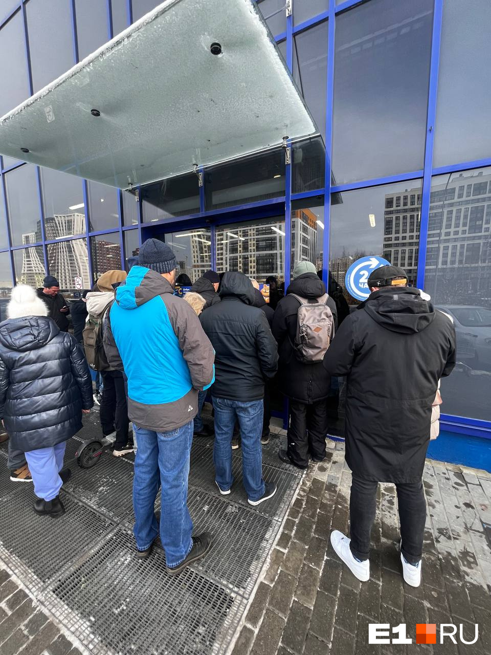 Заняли весь этаж и улицу. Возле гипермаркета в Екатеринбурге скопились гигантские очереди — видео