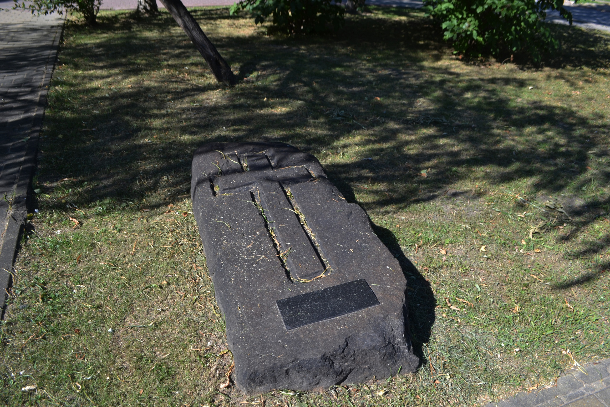 Памятный знак на предполагаемом месте захоронения тюменского архитектора Константина Чакина. Его могила была уничтожена при строительства Текутьевского бульвара