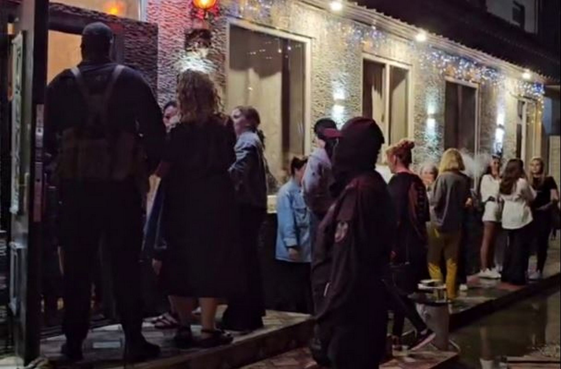 «Всем плохо, люди кашляют». В Екатеринбурге посреди ночи силовики нагрянули в большой ресторан