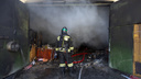 Как в Волгограде тушили крупный пожар на строительном рынке Тулака — фоторепортаж