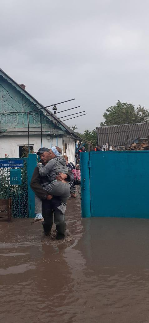В станице Владимирской ранним утром спасатели эвакуировали трех жителей из подтопленного дома В станице Владимирской ранним утром спасатели эвакуировали трех жителей из подтопленного дома