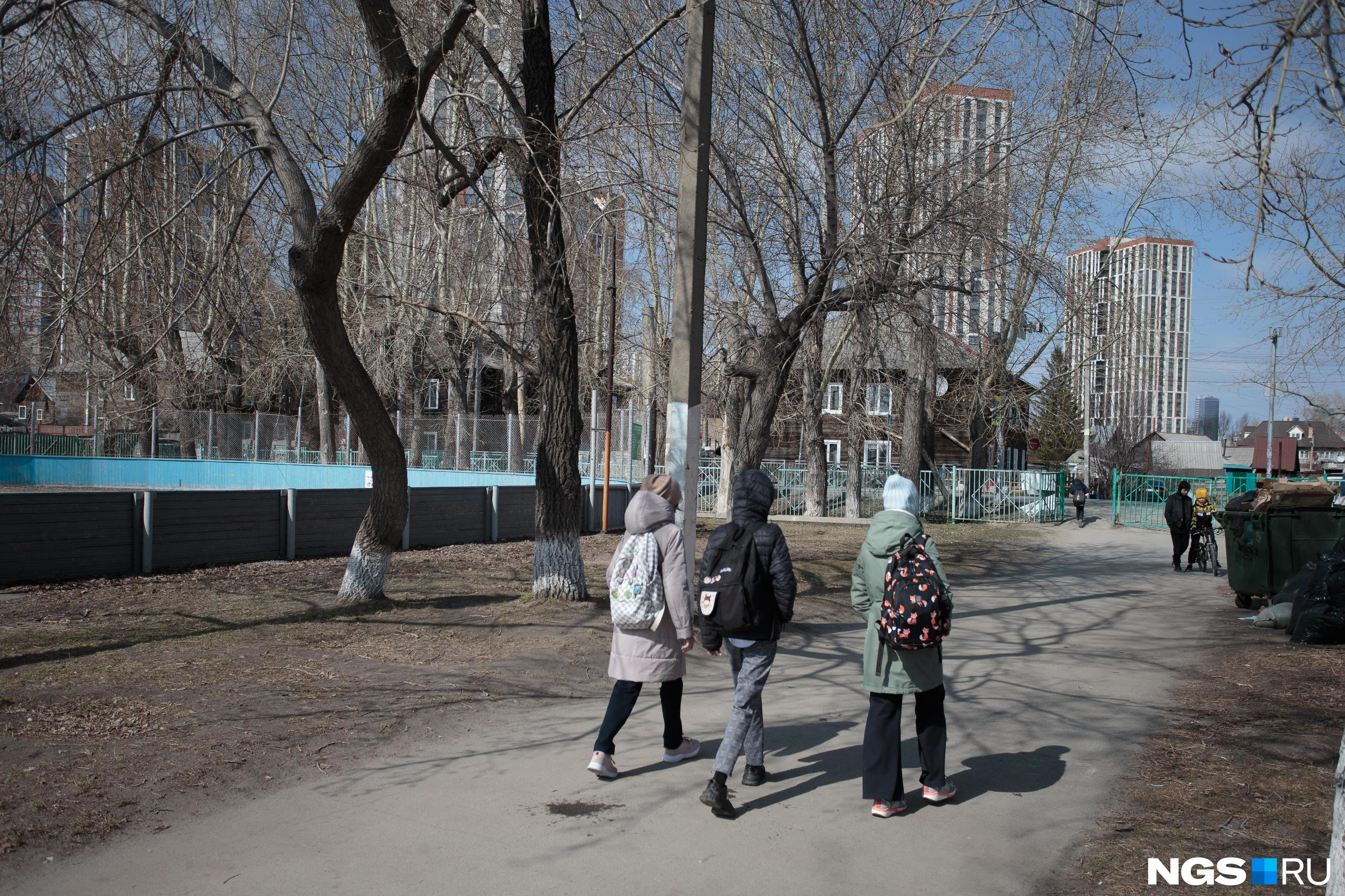 Власти Новосибирска пообещали три новых школы и три детсада на Лесоперевалке: но денег на них пока нет