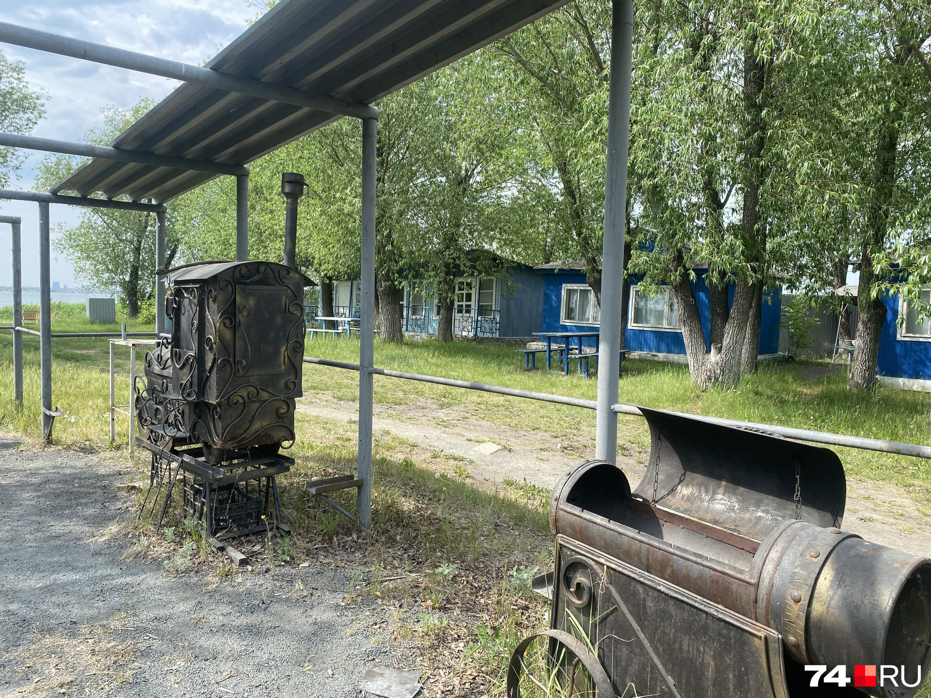В мангальной зоне замечаем паровоз — такие делают на заказ в колониях