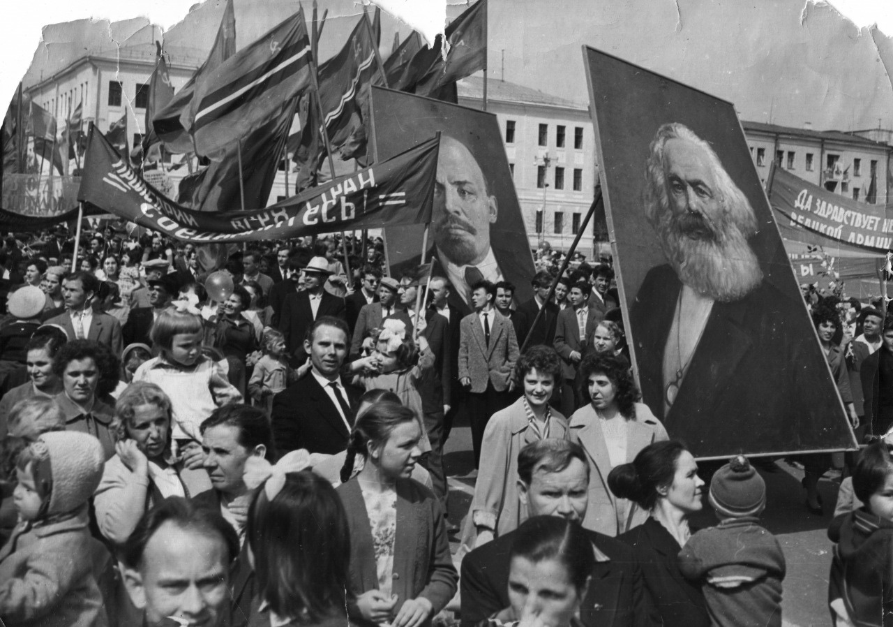Колонна завода «Гидравлика» на демонстрации на Советской площади в Уфе 1 мая 1962 года