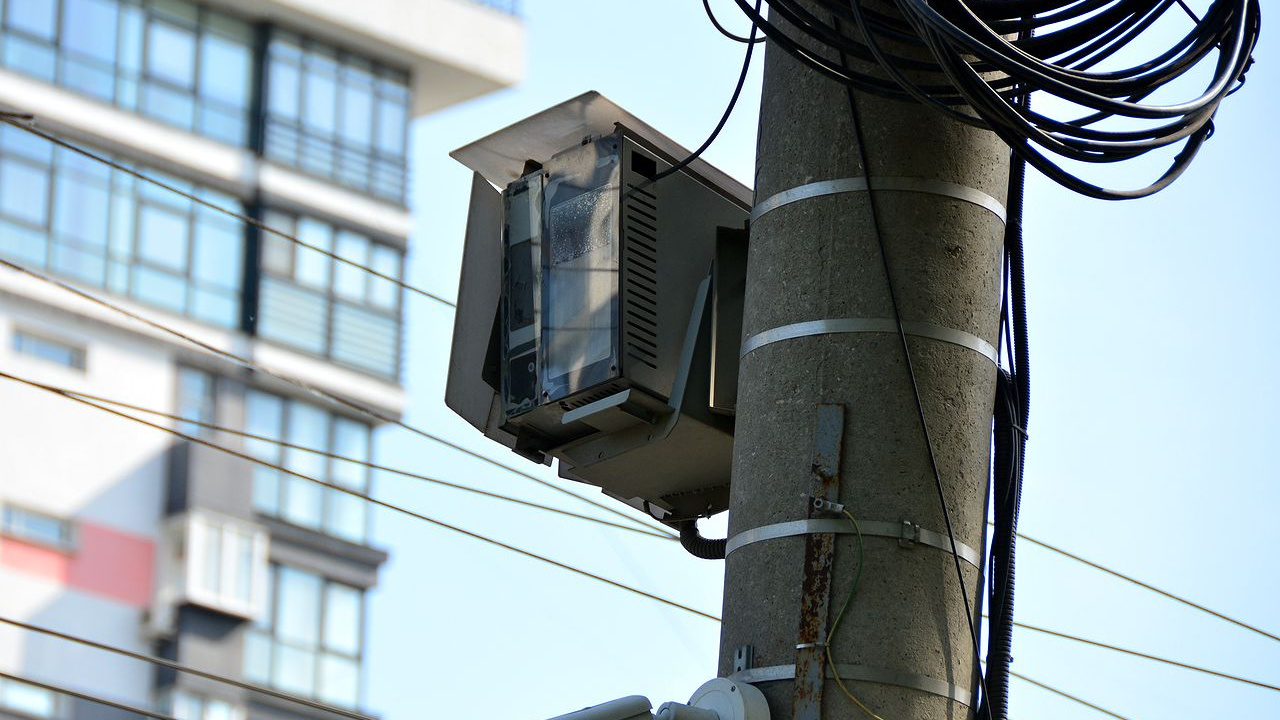 Подозрительную дорожную камеру на Кашириных проверила ГИБДД. Вот что показали замеры