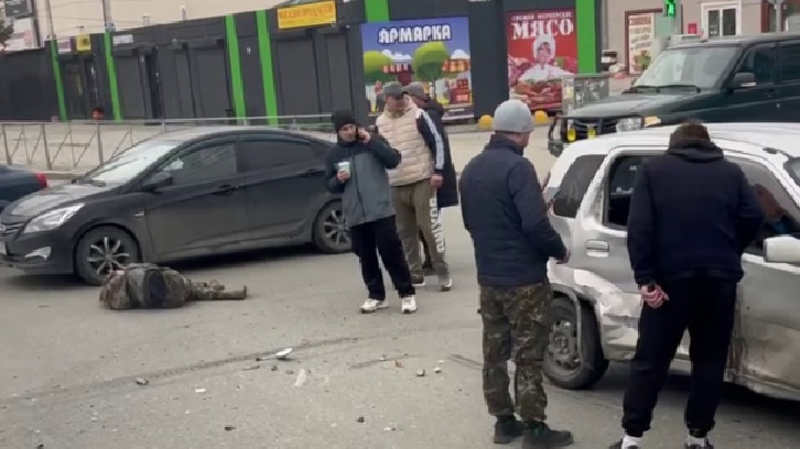 На оживленном перекрестке в Новосибирске столкнулись Suzuki и мотоцикл — видео с места