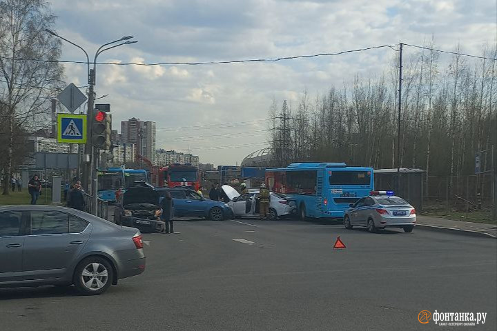 Лазурные автобусы встали в «паровозик» после аварии на Планерной