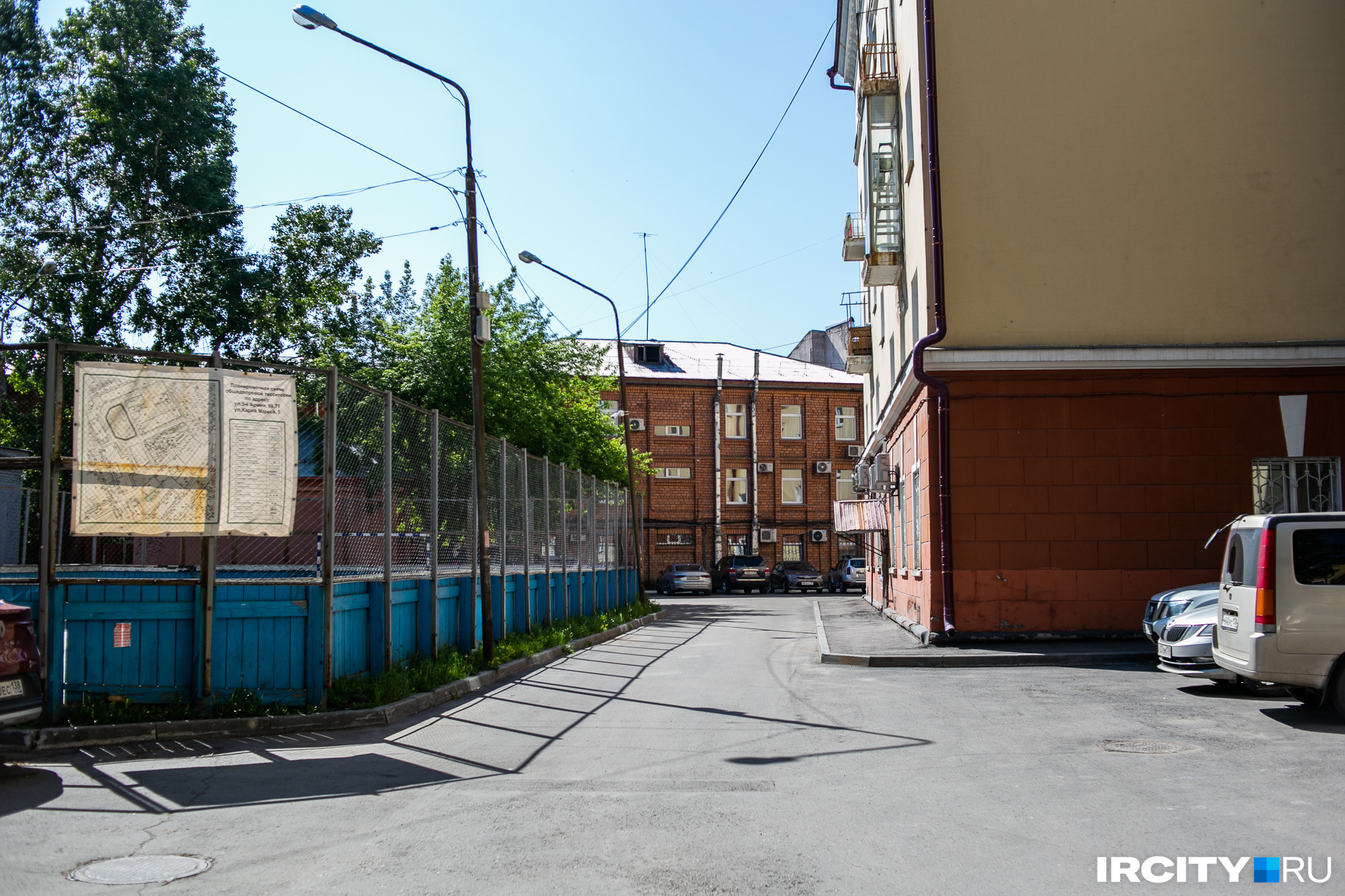 А еще этот же двор с управлением ВСЖД делят два больших жилых дома. Один из них ничем особенным не примечателен А еще этот же двор с управлением ВСЖД делят два больших жилых дома. Один из них ничем особенным не примечателен