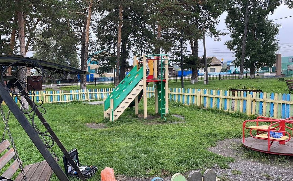 Из-за веревки 9-летний мальчик погиб на детской площадке в Красноярском крае