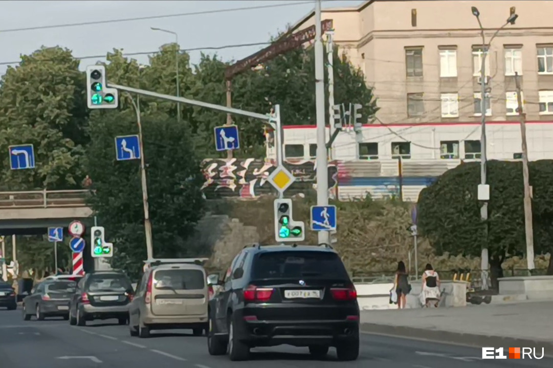 В Екатеринбурге нашли способ уменьшить пробки на проспекте Ленина: видео
